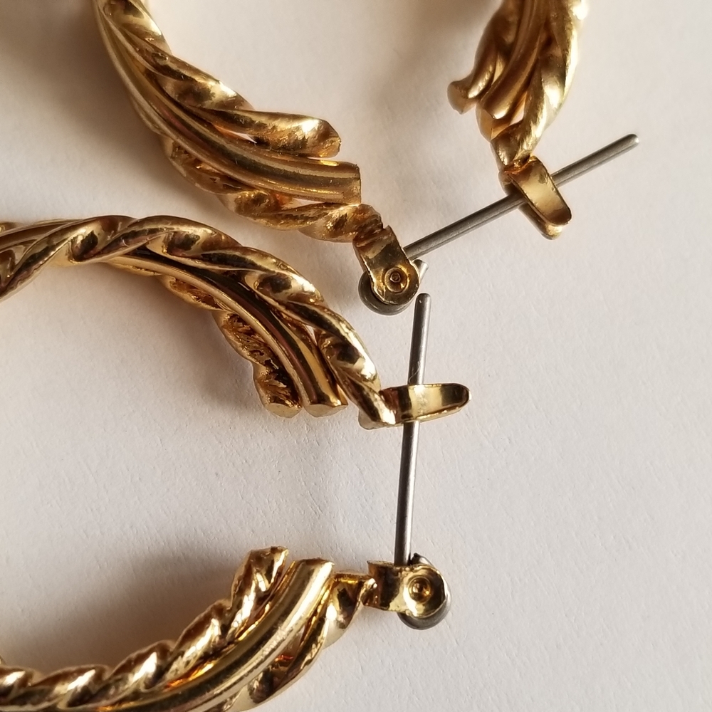 Vintage hoop earrings gold tone twist design - Picture 9 of 10